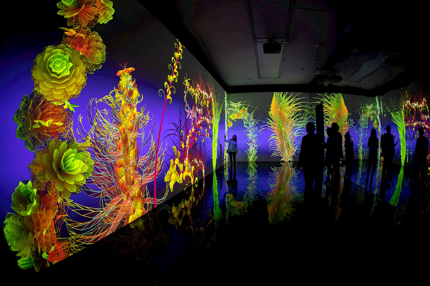 Eine große Projektion des Künstlers Miguel Chevalier, bei der digitale Blumen wachsen und sich bewegen.