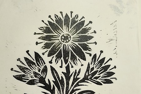 Blume in Linoldruck aus dem Bestand des Archivs