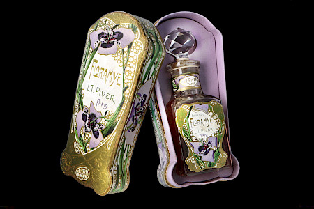 Ein Parfümflakon von 1905.