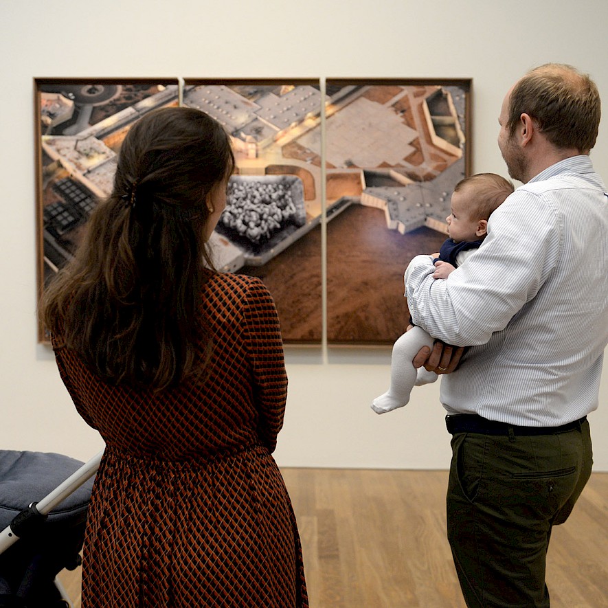 Eltern mit Baby im Museum.