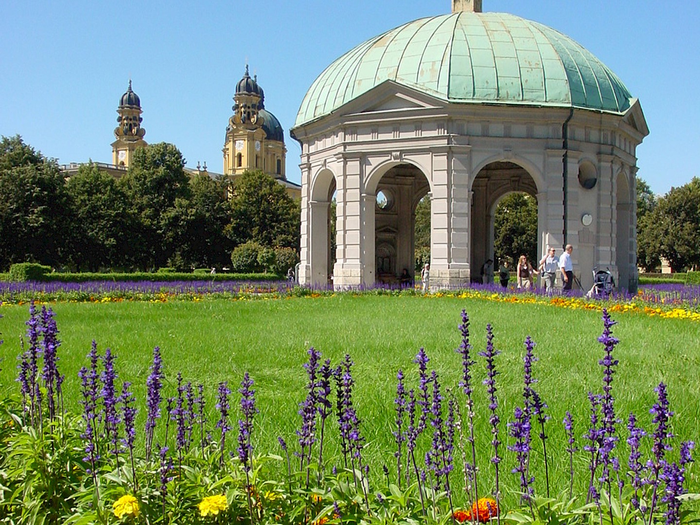 Der Hofgarten in München, wenn die Blumen blühen.