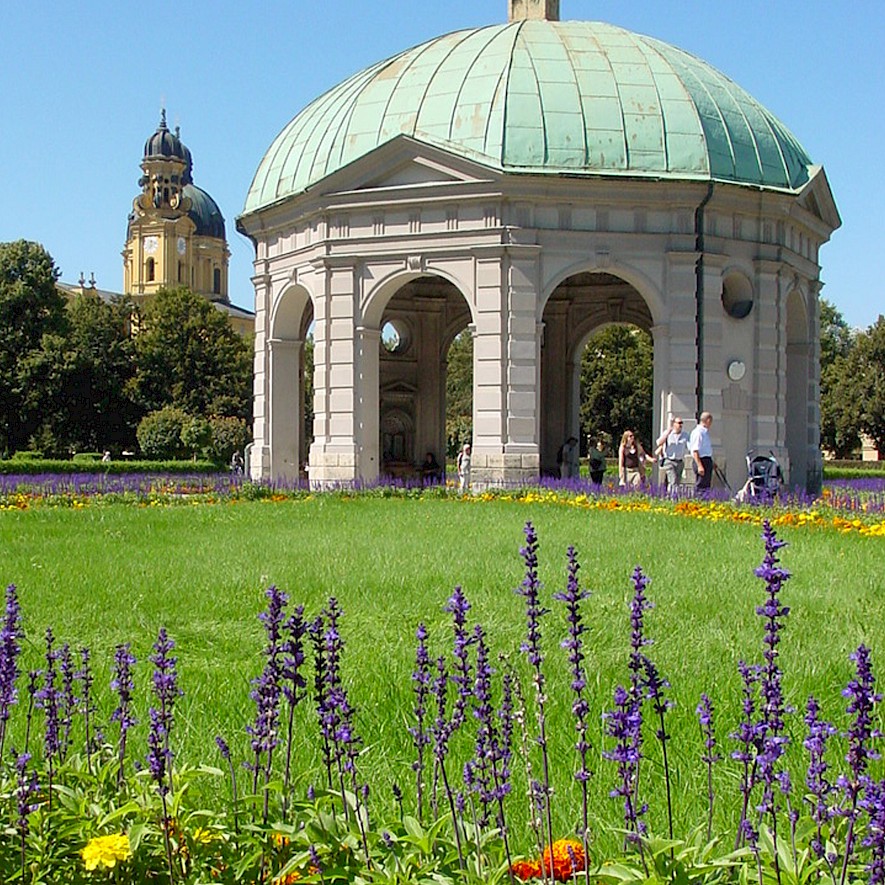 Der Hofgarten in München, wenn die Blumen blühen.