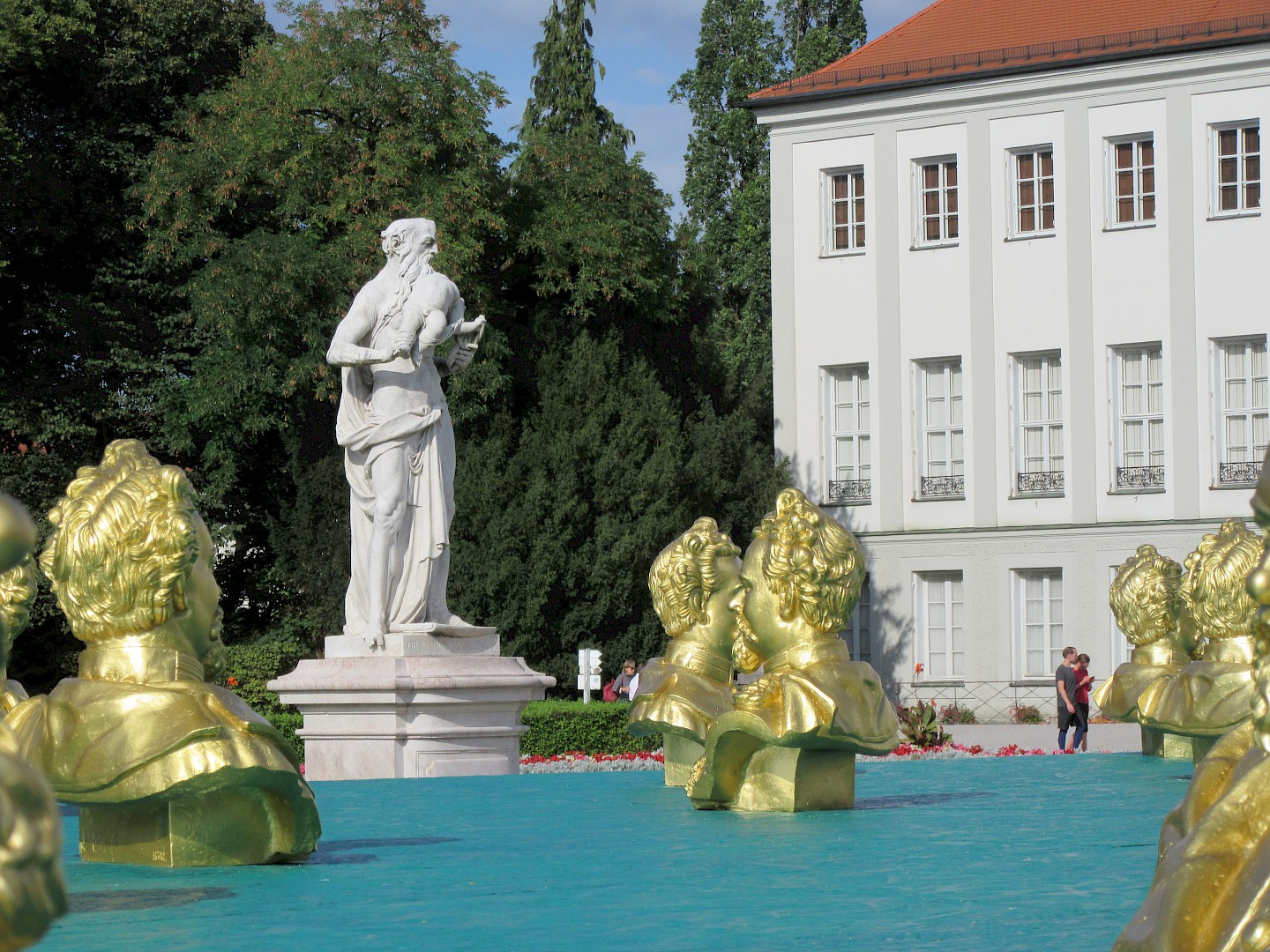 Blick in den Nymphenburger Schlosspark mit einer Installation von Ludwig II Büsten