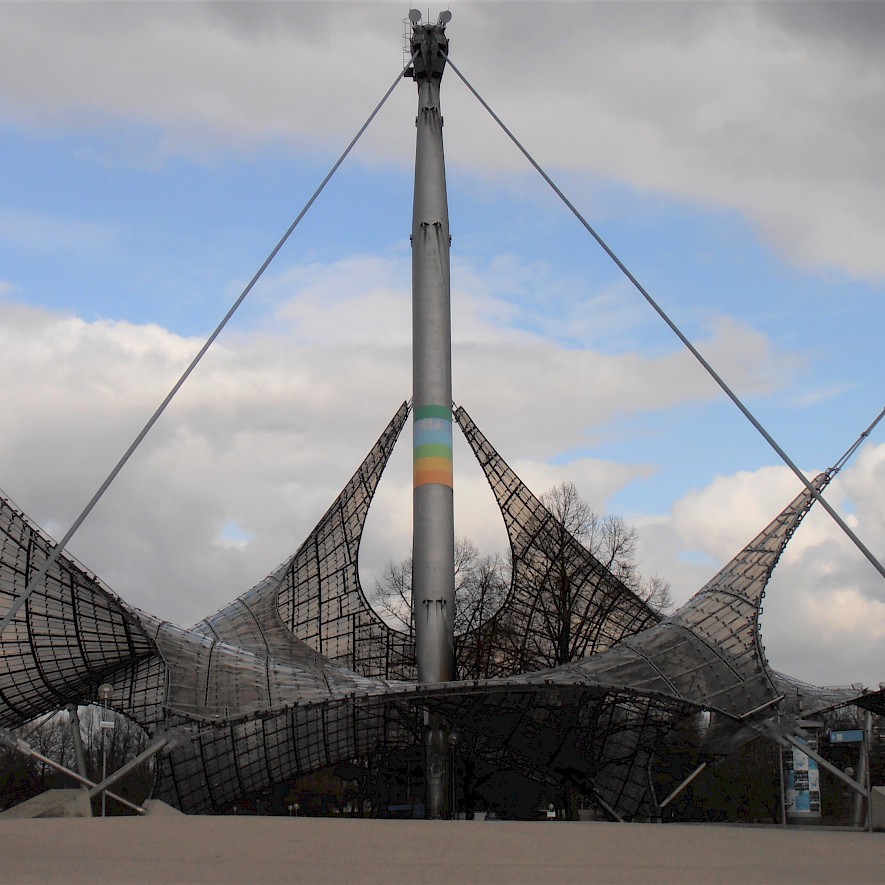 Das Zeltdach überspannt die olympischen Sportstätten