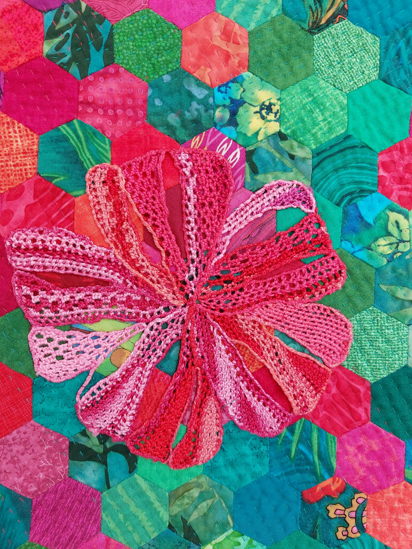 Sigrid Tannert: Needlepoint appliqué on a hand-sewn hexagon quilt