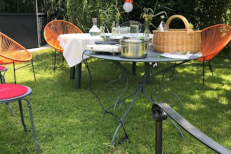 Gartentisch mit Topf, Herdplatte und Korb