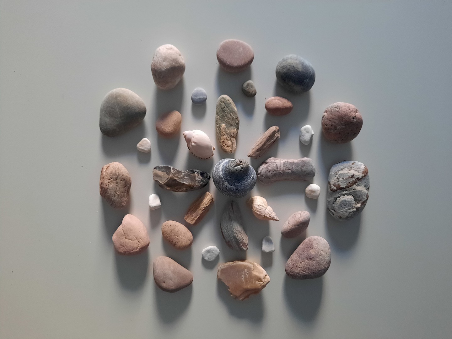 Mandala made of stones and shells.
Rosine Lambin, 2022