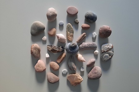 Mandala aus Steinen und Muscheln.
Rosine Lambin, 2022