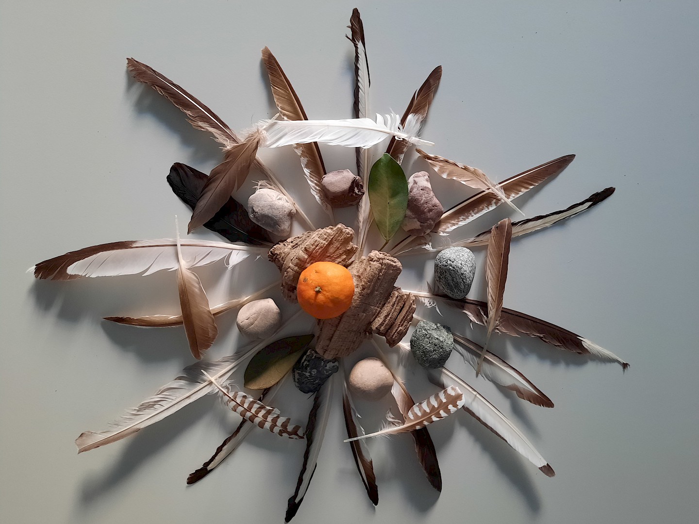 Madala made of stones, wood and feathers.
Rosine Lambin, 2022