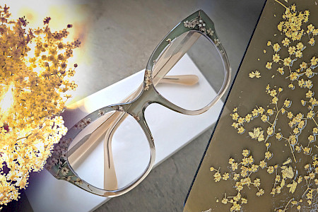 Der Werdegang von Holunderblüten: trocknen, laminieren und schließlich die Acetat-Platte in eine Brille verwandeln.