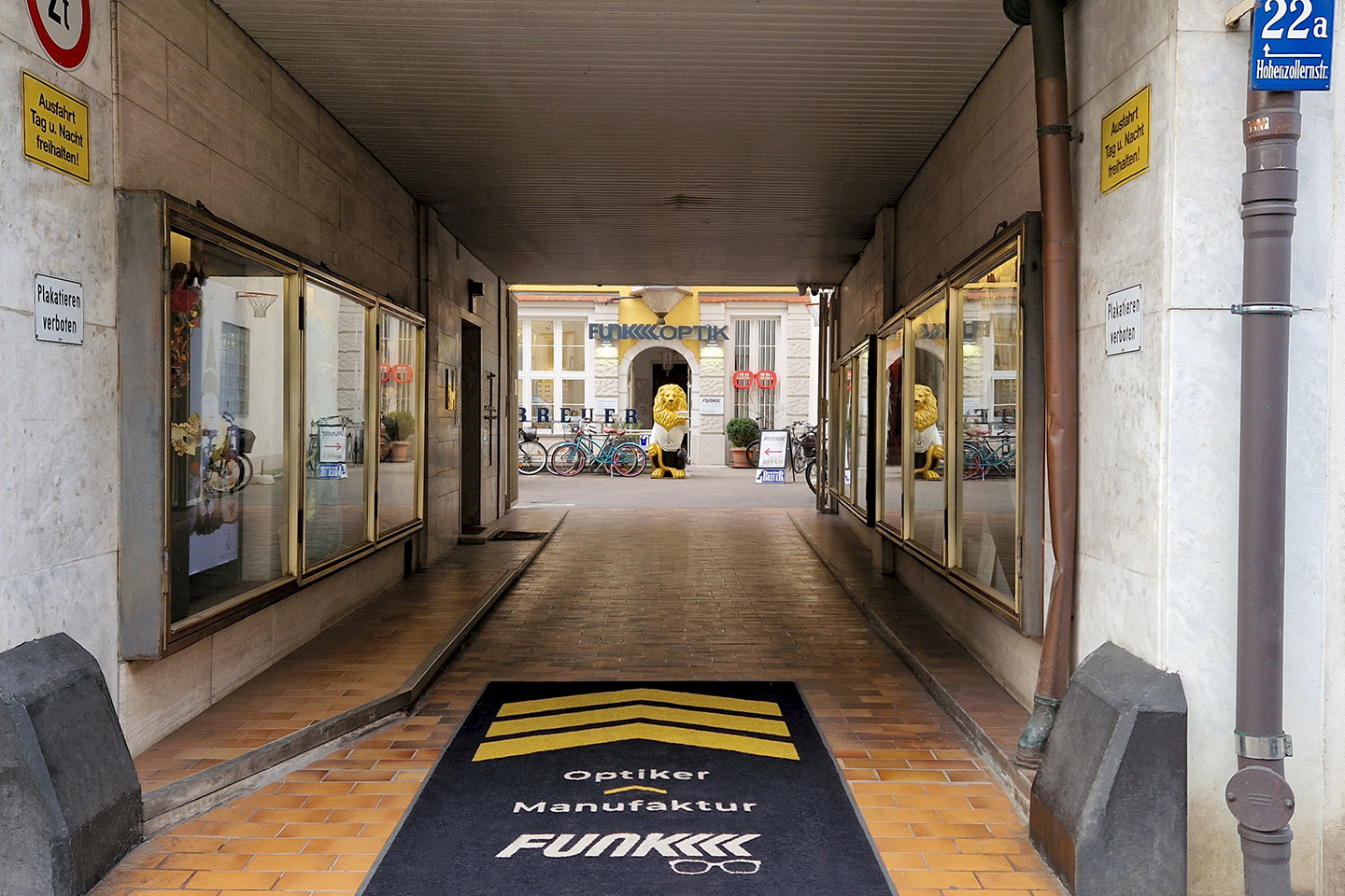 FUNK Optik in the rear building - the entrance situation seen from the street