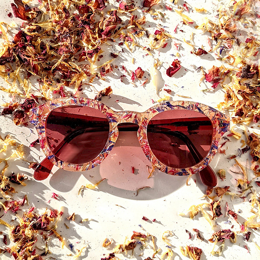 The "Berthold" glasses with colourful dried flowers, made by hand.