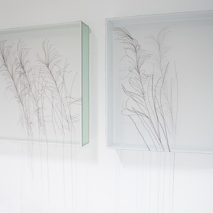 Wind I und II, Sheila Furlan, Ausschnitt, 2023, bestickte, transparente Seide auf Metallgestell, je 50 x 50 x 8,5 cm