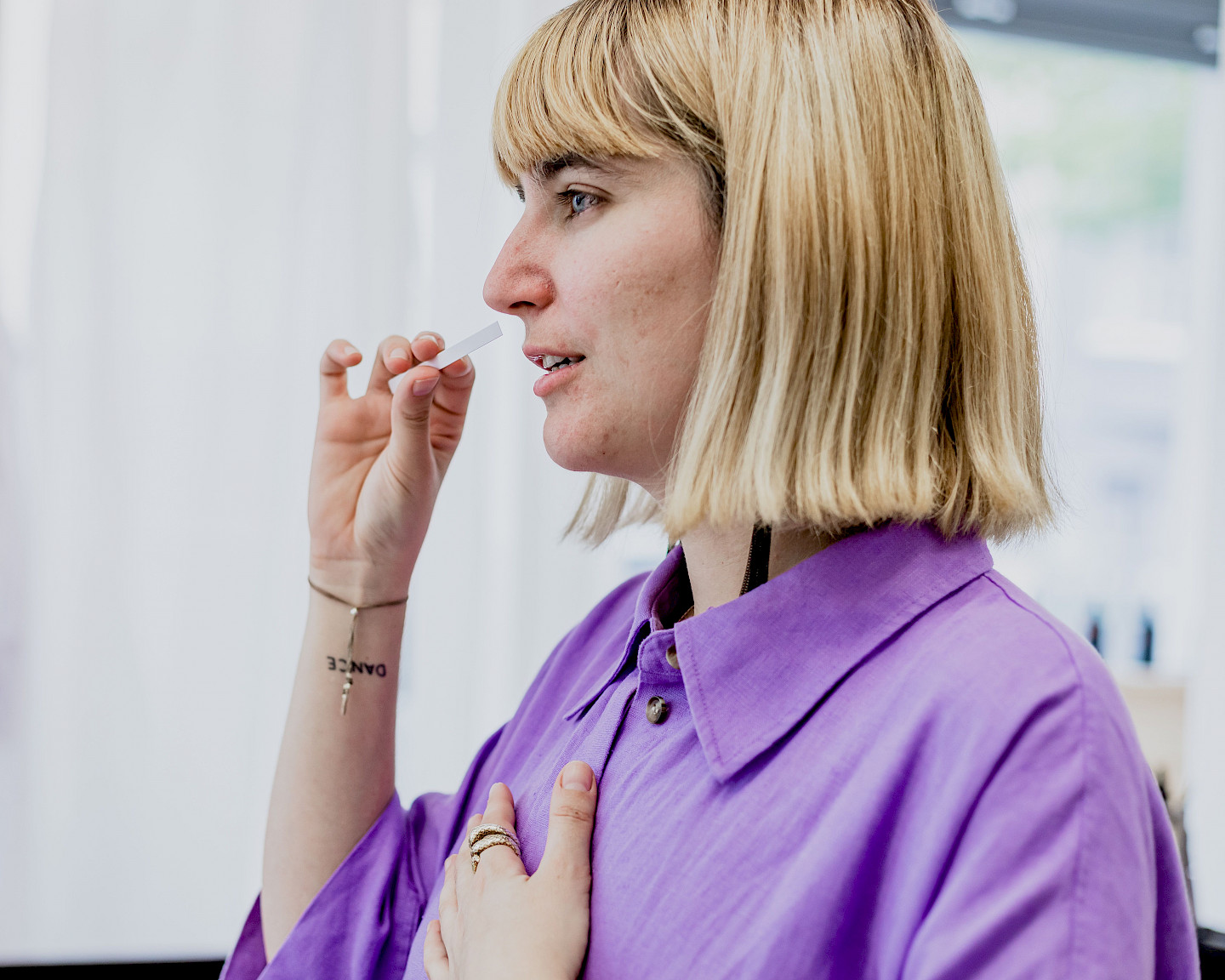 Die Geruchskünstlerin Klara Ravat schnuppert an einer Probe