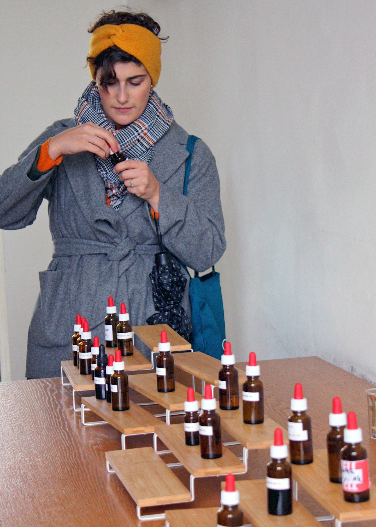 Eine Besucherin testet verschiedene Duftproben auf dem BIOTOPIA Festival „Sinne“.