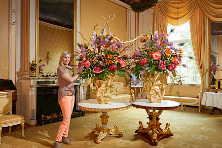 Die Floristin Victoria Salomon mit zwei ihrer Kreationen