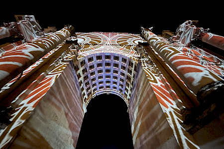 The colorful patterns projected onto the large Siegestor Monument are impressive and colorful in the dark.