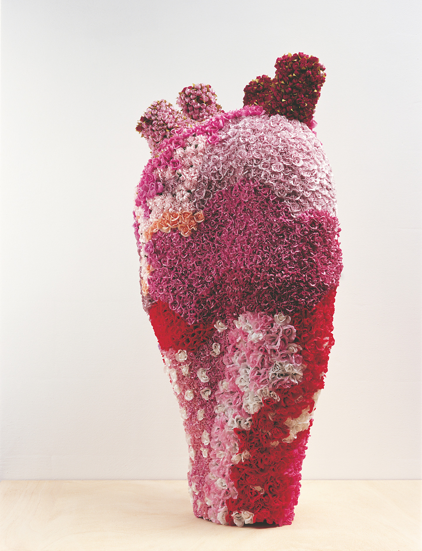 Michael von Brentano, Als wüsstest du alles, 2004, Seidenblumen auf Metallgerüst  140 x 64 x 48 cm