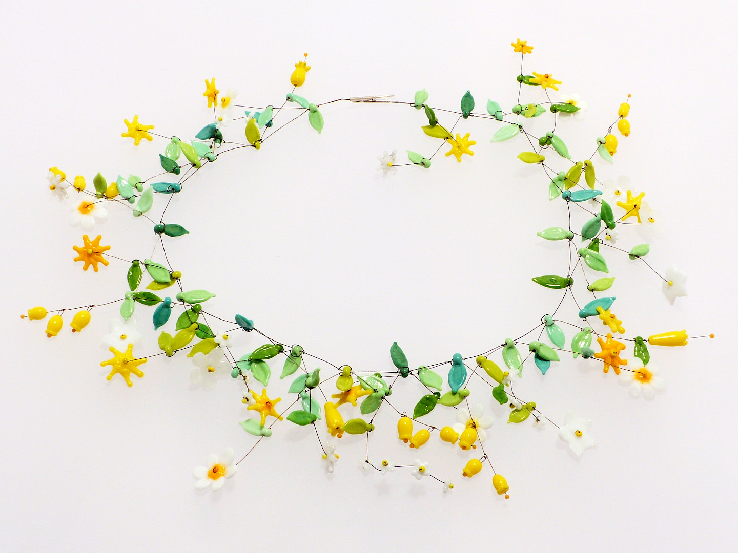 Andrea Borst: Kette „Blüten weiß-gelb“, Glas, Stahlseil, Silber