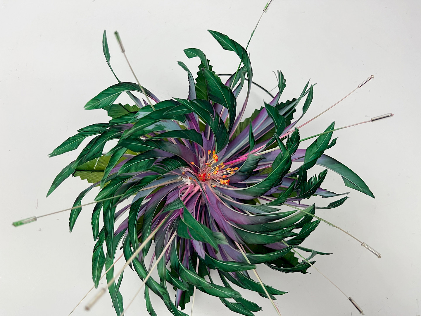 Christiane Englsberger, Kopfschmuck, Federblume von Tien Nio Kho/Royal Feather Flowers, Hahnen- und Gänsefedern, handbemalt, Stiftperlen