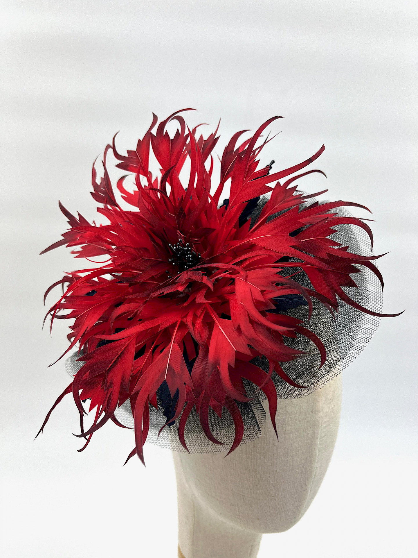 Christiane Englsberger and Tien Nio Kho/Royal Feather Flowers, Headdress with tulle fabric and cock feathers