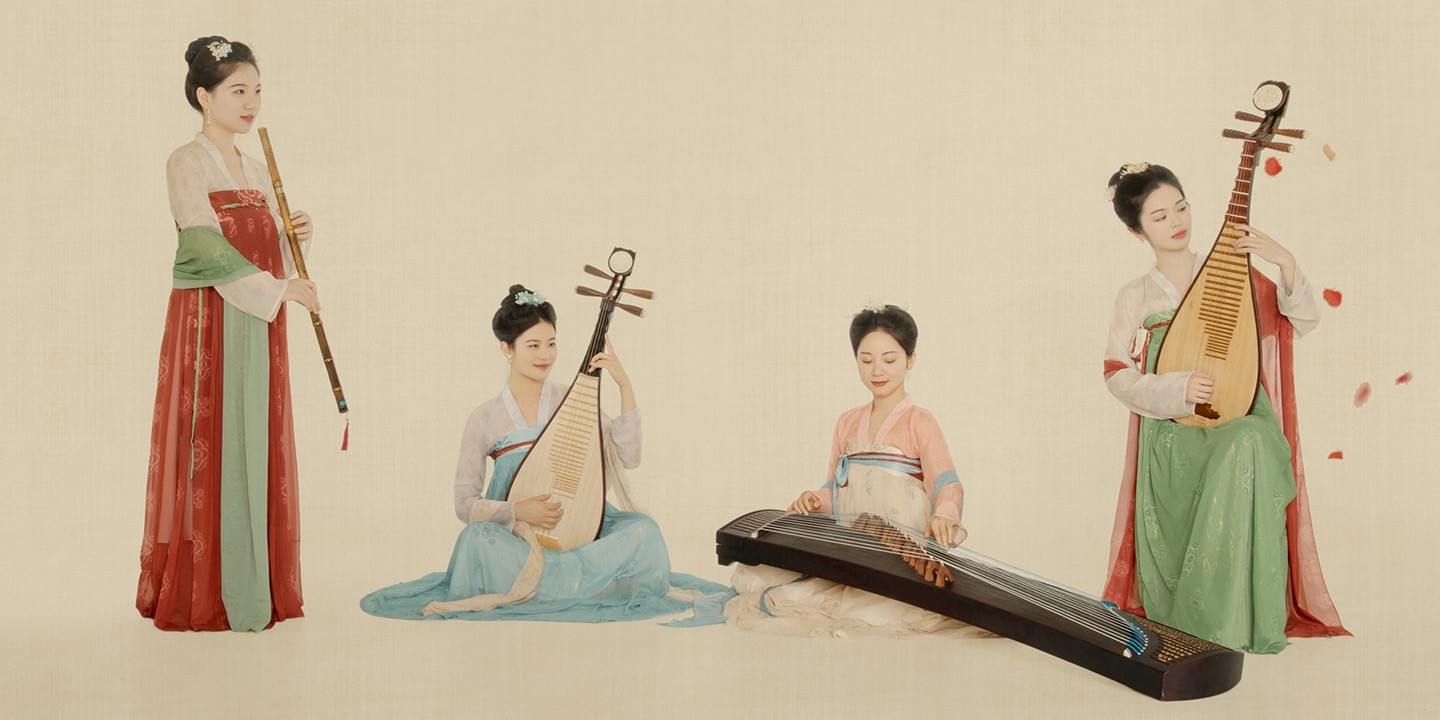 Illustration: Das Silk Strings Quartett mit traditionellen chinesischen Instrumenten und Blumen