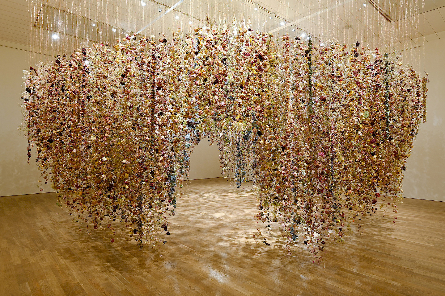 Installation "Calyx" made of dried flowers by Rebecca Louise Law at the Kunsthalle München