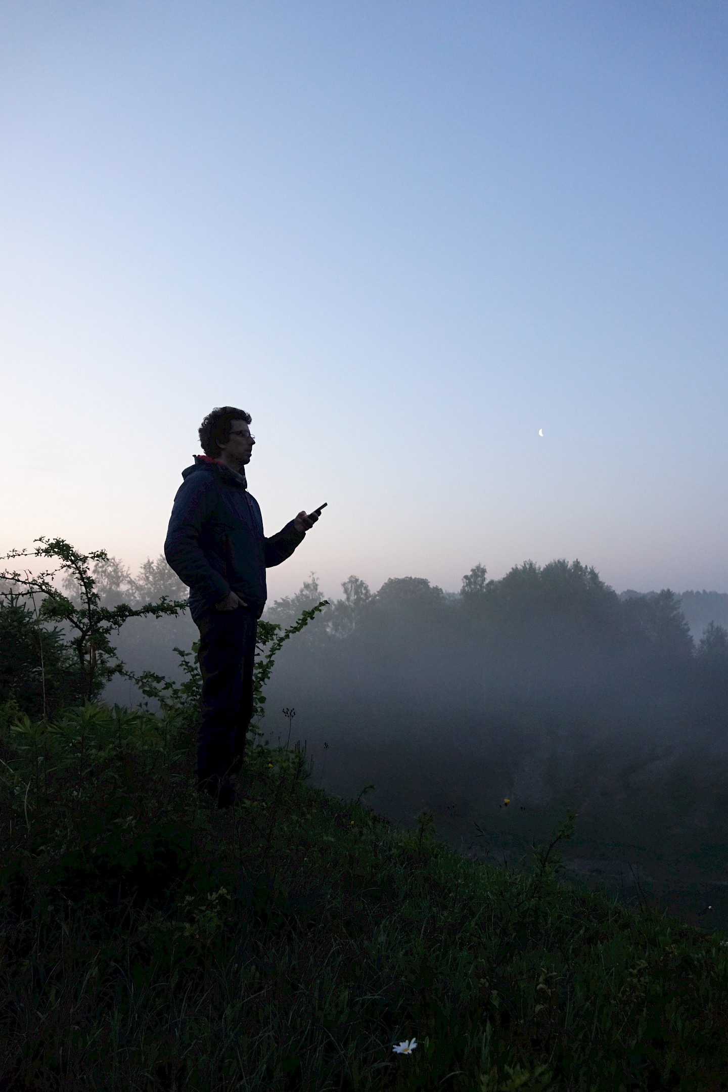 Philipp Herrmann, bekannt als „der Vogelphilipp“, macht eine Aufnahme von Vogelstimmen in den Morgenstunden