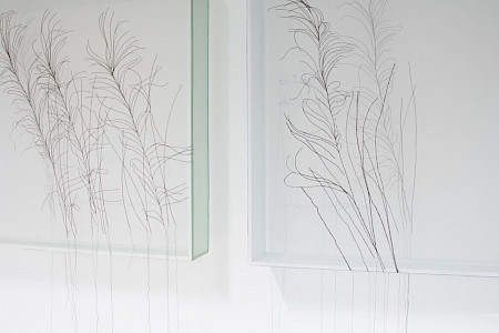 Wind I und II, Sheila Furlan, Ausschnitt, 2023, bestickte, transparente Seide auf Metallgestell, je 50 x 50 x 8,5 cm