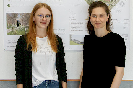 Die Studierenden Annette Maier und Franziska Mees wurde vor Ihrem Siegerentwurf des Studentenwettbewerbes fotografiert