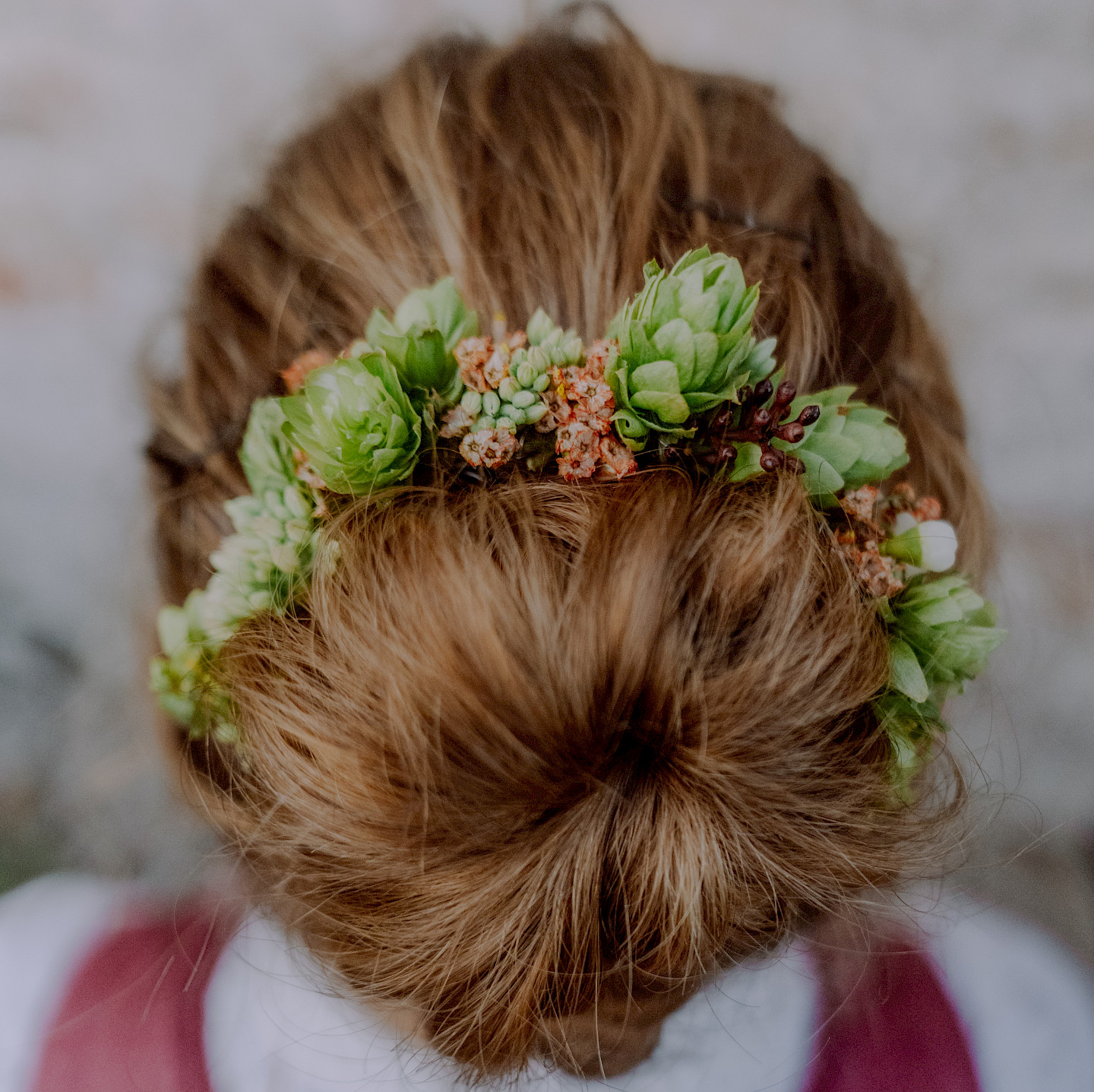 Perfekt zum Dirndl: ein Haarkranz aus Hopfen und anderen Blüten