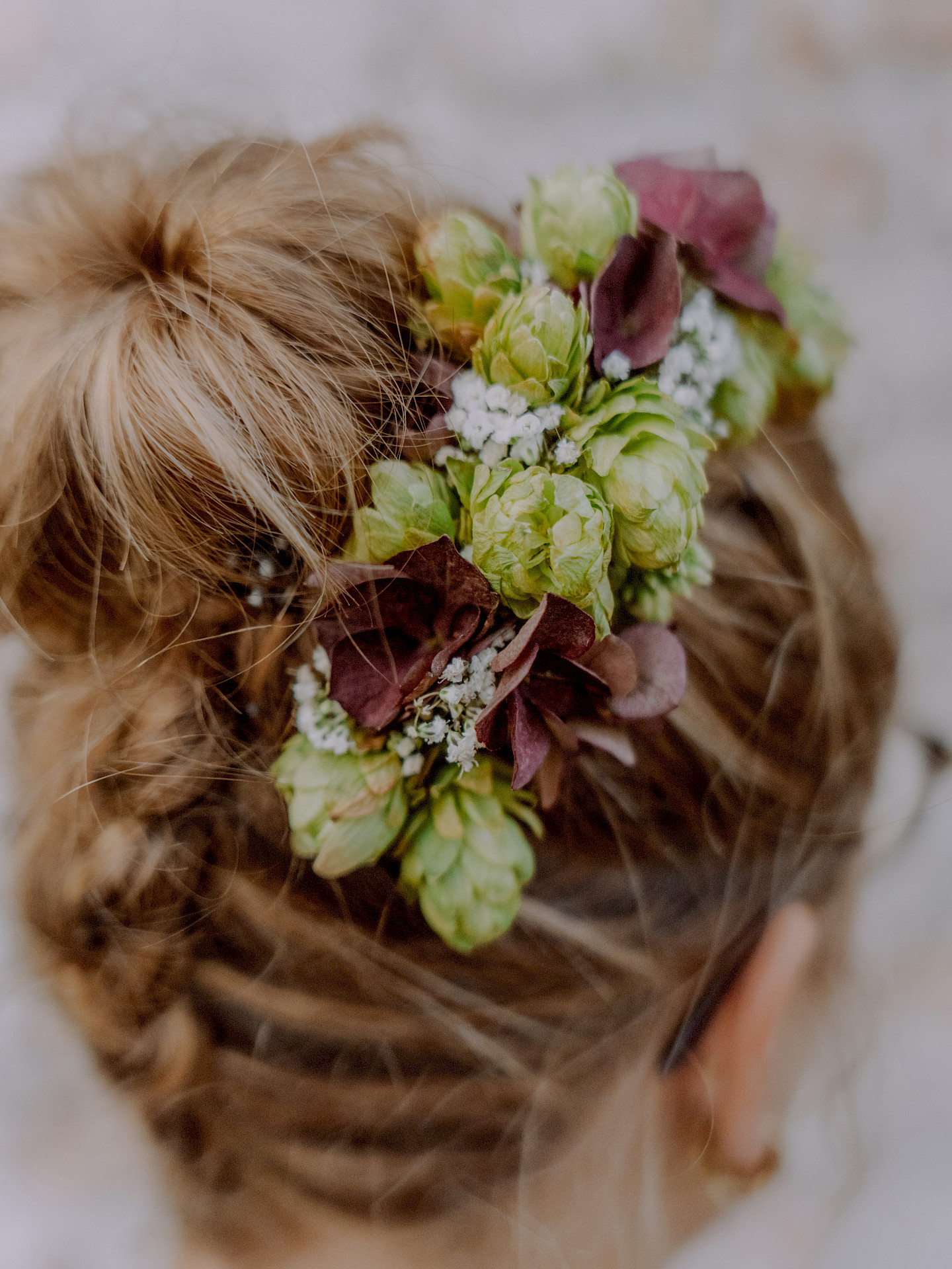 Perfekt zum Dirndl: Haarschmuck aus Hopfen und anderen Blüten
