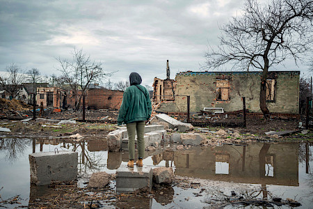 Die Zerstörung ziviler Wohngebiete ist Teil der russischen Militärstrategie nach dem Versuch der vollständigen Besatzung der Ukraine. Nach der Rückeroberung der Stadt Tschernihiw im Nordosten der Ukraine blickt eine junge Frau auf eine zerstörte Siedlung.